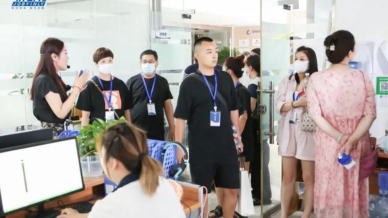 然而，在选择成人教育本科时，求职者需要注意以下几点：